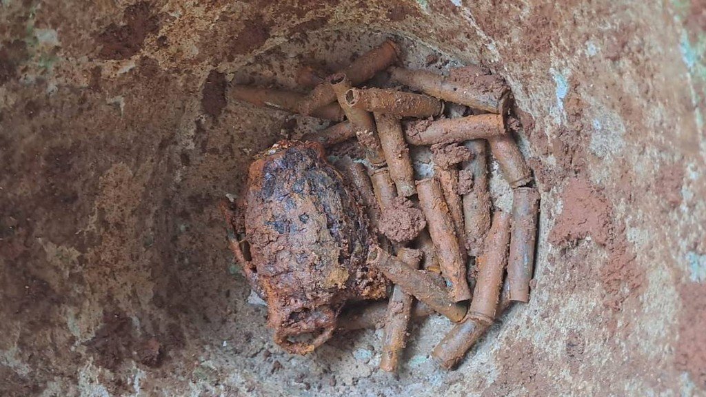 Penemuan Granat dan Ratusan Peluru Aktif di Galian Septic Tank