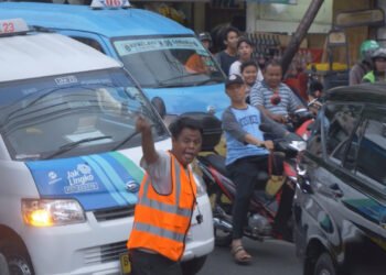 Penjaga Perlintasan Kereta Paling Semrawut di Ibu Kota