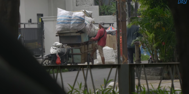 Pemuluh Diperlakukan Seperti Hewan.