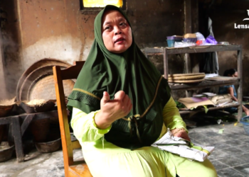 pedagang tempe yang hidup sulit karena harga kedelai yang terus naik