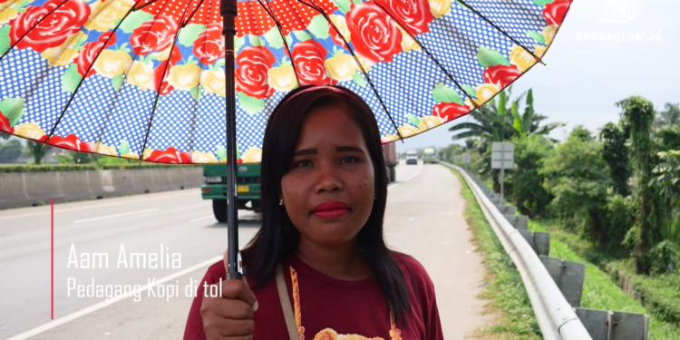 Pendapatan Ladies Umbrella Penjual Kopi di Pinggir Tol