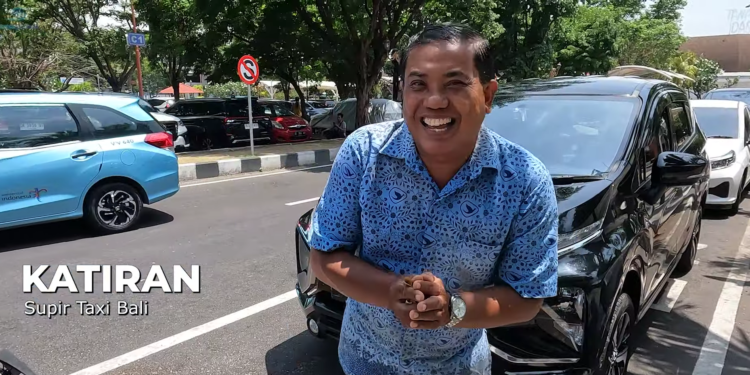 Urat Takutnya Udah Putus, 3 Bule Asal Jepang Nekat Mengabadikan dan Mendekati Banaspati di Pejeng Bali!