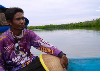 Nelayan UjungManik Cilacap Evakuasi Paus Yang Terdampar