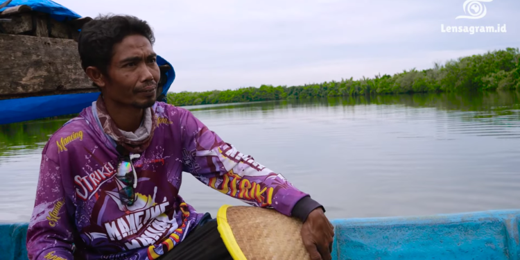 Nelayan UjungManik Cilacap Evakuasi Paus Yang Terdampar