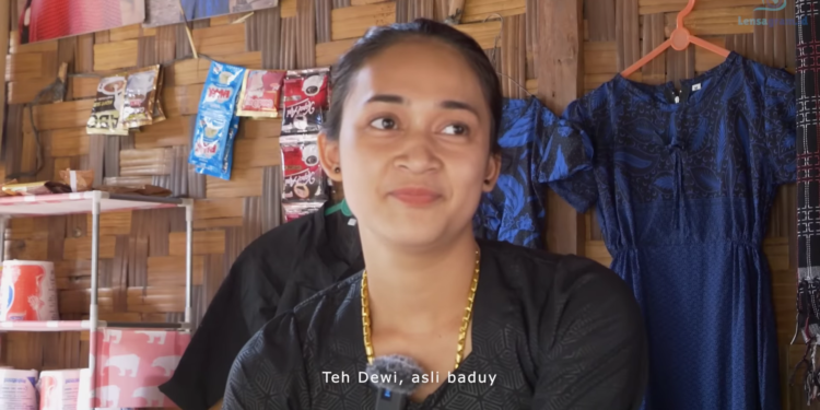 Cewe Baduy Ini Belum Pernah Ke Mall!!