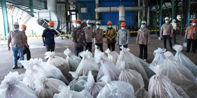 Uang Kertas Digunakan Untuk Bahan Bakar CPO