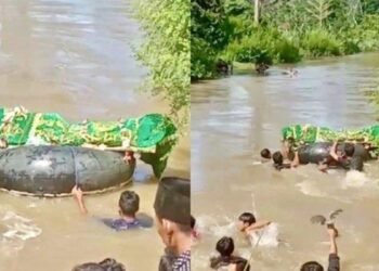 Warga Lampung Antarkan Jenazah Seberangi Sungai