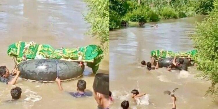 Warga Lampung Antarkan Jenazah Seberangi Sungai