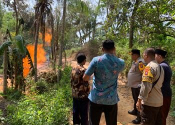 Galian Sumur Bor Keluarkan Semburan Api