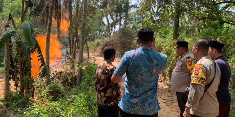 Galian Sumur Bor Keluarkan Semburan Api