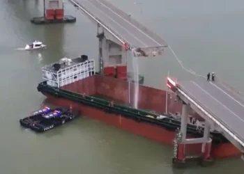 kapal kontainer di China