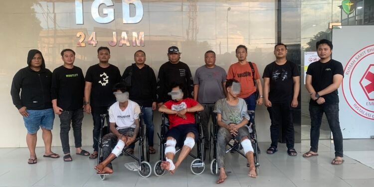 Tiga Pria Rampok Emas