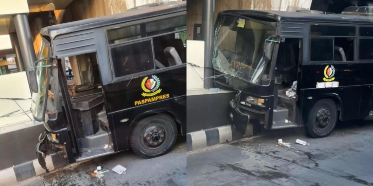 Bus Pasmpampres Tabrak Halte