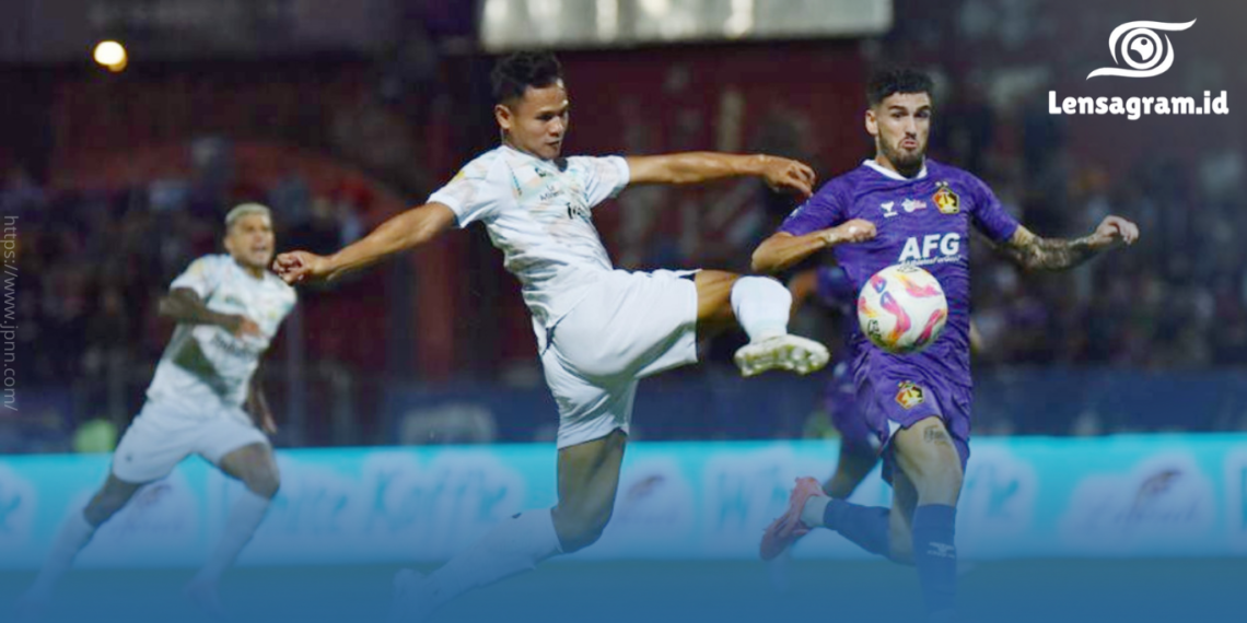 gambar pertandingan persib vs persik, dengan 2-0, kemenangan persib naik peringkat