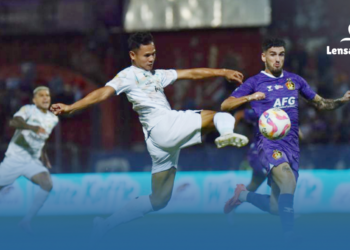 gambar pertandingan persib vs persik, dengan 2-0, kemenangan persib naik peringkat