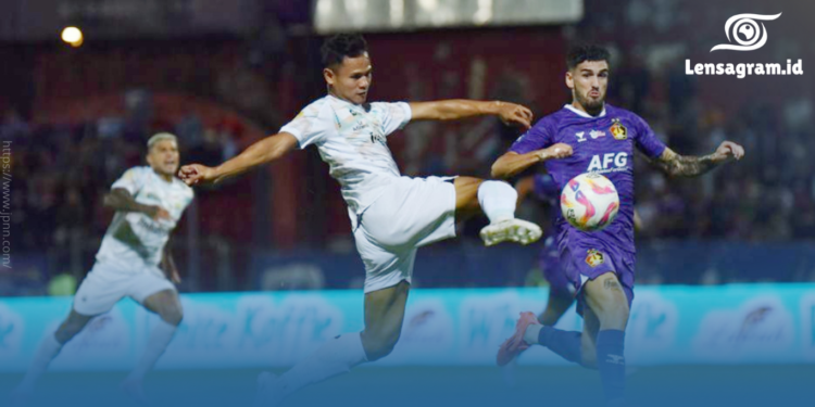 gambar pertandingan persib vs persik, dengan 2-0, kemenangan persib naik peringkat