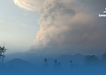 gambar aktivitas vulkanik gunung rokatenda NTT