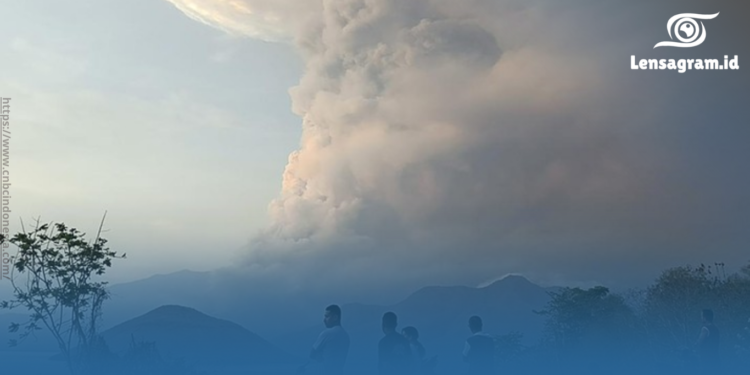 gambar aktivitas vulkanik gunung rokatenda NTT
