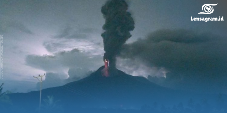 gambar terjadinya erupsi gunung lewotobo
