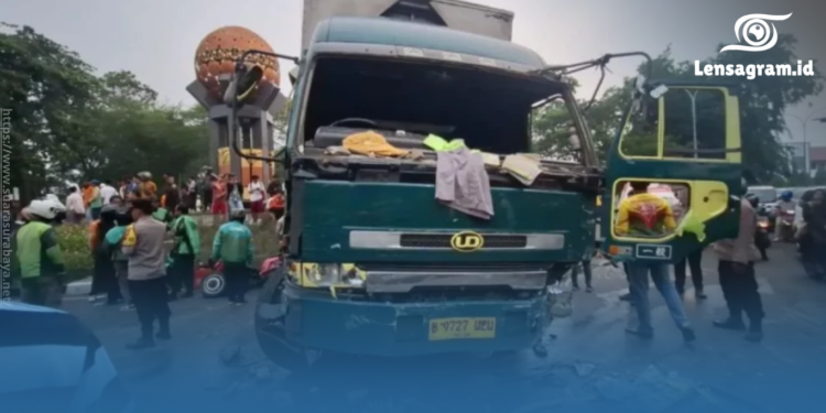 gambar kecelakaan truk ugal di tanggerang