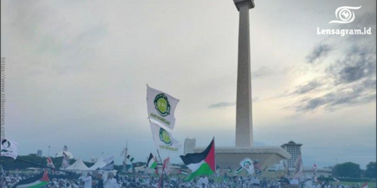 gambar Reuni Akbar 212 di Monas Habib Rizieq Shihab Angkat Tema Revolusi Akhlak dan Palestina Merdeka