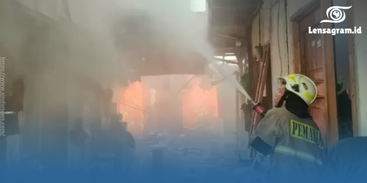 gambar Kebakaran di Kemayoran Hanguskan 200 Rumah, Ribuan Jiwa Mengungsi