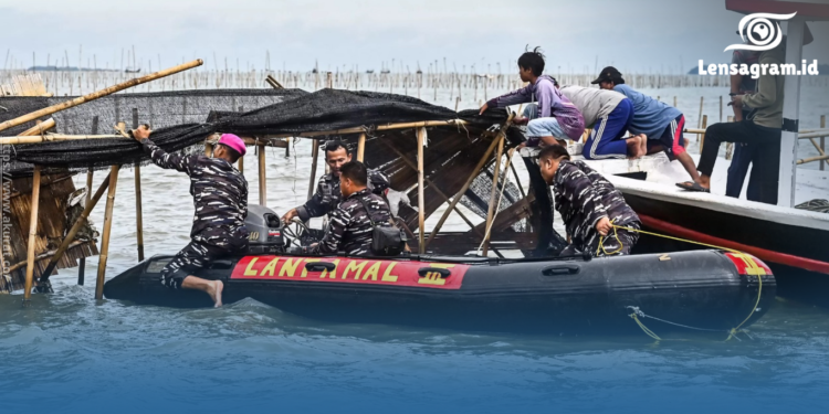 gambar Pembongkaran Pagar Laut Sepanjang 30 Kilometer, Menteri KKP dan TNI AL Sepakati Langkah Strategis