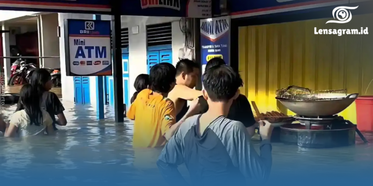 gambar Banjir Besar di Kalimantan Barat, Pedagang Gorengan Ini Tetap Berjualan di Tengah Genangan