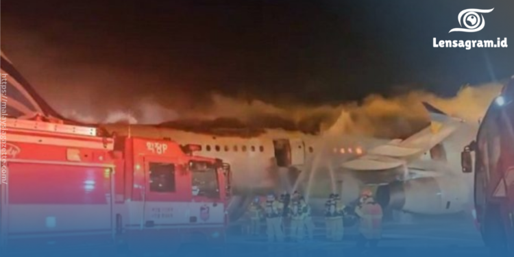 gambar Pesawat Air Busan Terbakar di Bandara Gimhae, 7 Orang Terluka