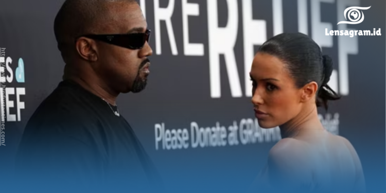 gambar Kanye West dan Bianca Censori Mencuri Perhatian di Grammy Awards 2025, Hanya Tampil 5 Detik di Karpet Merah