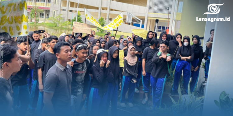 gambar Ratusan Pelajar SMAN 1 Mempawah Gelar Aksi Protes, Terancam Gagal Ikut SNBP 2025