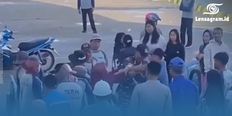 gambar Viral! Wanita Ngamuk di Pelabuhan Passarang Majene, Larang Pacarnya Merantau ke Kalimantan