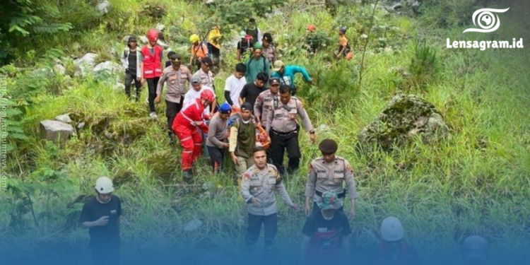 gambar Pemuda Jatuh ke Jurang di Taman Nasional Gunung Merapi Berhasil Dievakuasi