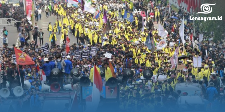 gambar Demo Indonesia Gelap: Mahasiswa Kembali Turun ke Jalan, Suarakan Aspirasi Rakyat