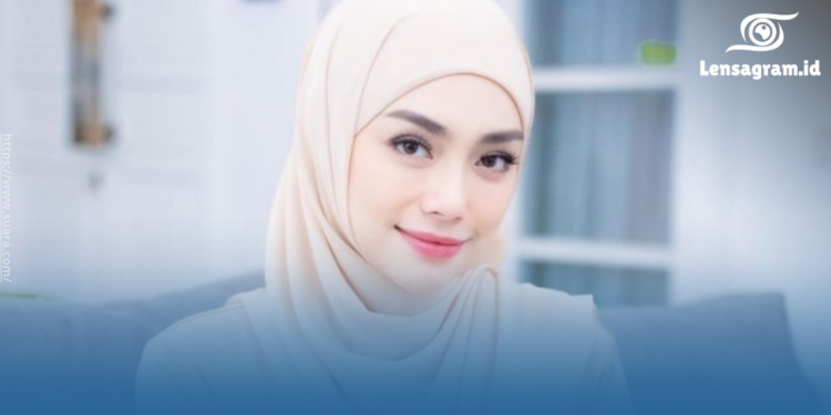 Celine Evangelista Jalani Umroh Setelah Mualaf, Momen Haru Saat Ucapkan Syahadat di Depan Kakbah