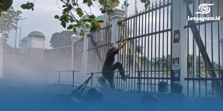 Demo Tolak RUU TNI Ricuh, Bentrokan Pecah di Depan Gedung DPR