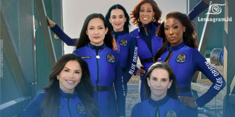 Katy Perry Sukses Jalani Misi Luar Angkasa, Cium Tanah & Angkat Bunga untuk Putrinya