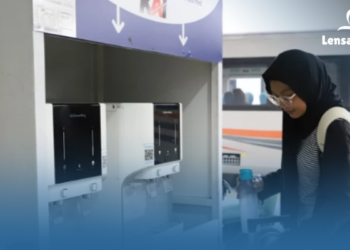 Baru Tahu? Kamu Bisa Isi Ulang Botol Minum Gratis di Stasiun KRL Ini!