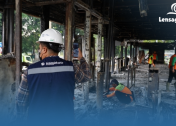 Warga Panik! Halte Transjakarta Polda Metro Jaya Jadi Lautan Api