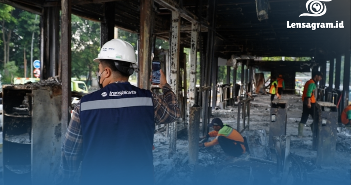 Warga Panik! Halte Transjakarta Polda Metro Jaya Jadi Lautan Api