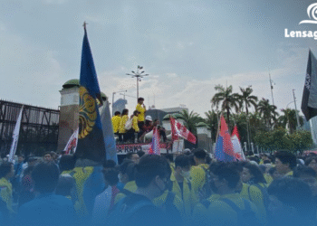 Ricuh di DPR! BEM UI dan Warga Gelar Aksi Panas