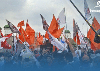 Ribuan Buruh Turun ke Jalan, Desak Kenaikan Upah dan Hapus Sistem Outsourcing!