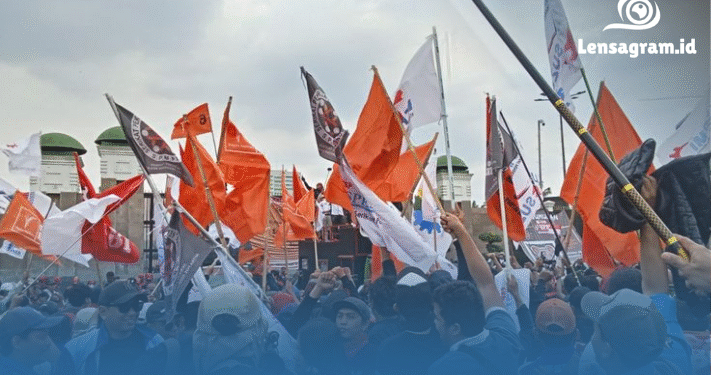 Ribuan Buruh Turun ke Jalan, Desak Kenaikan Upah dan Hapus Sistem Outsourcing!