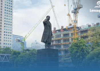 Rencana pemindahan patung Jenderal Sudirman menuai beragam tanggapan. Sebagian warga