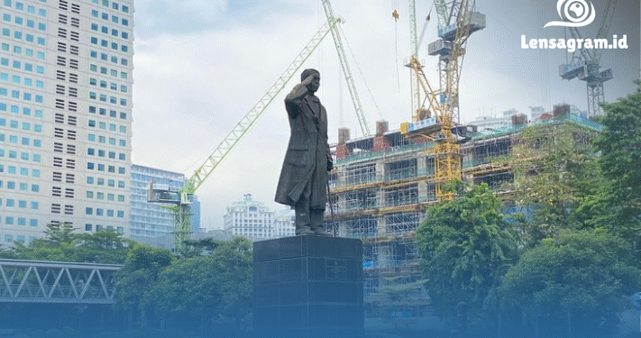 Rencana pemindahan patung Jenderal Sudirman menuai beragam tanggapan. Sebagian warga