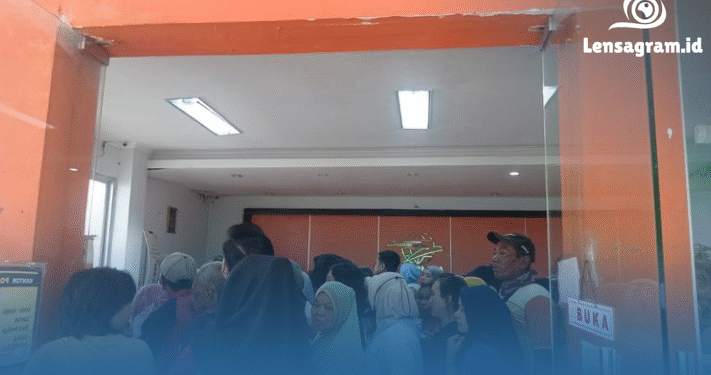 Suasana Mencekam di Pluit! Antrean BLT Rp 900 Ribu Bikin Warga Saling Dorong