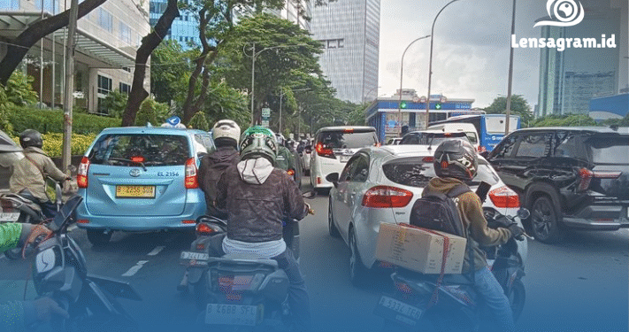Macet Parah di Gatot Subroto! Warga Panik Gara-Gara Aksi Tak Terduga di Depan OJK