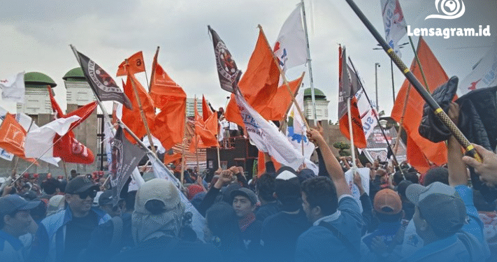 Jakarta Memanas Hari Ini! Dua Demo Besar Pecah, 1.082 Polisi Siaga Penuh