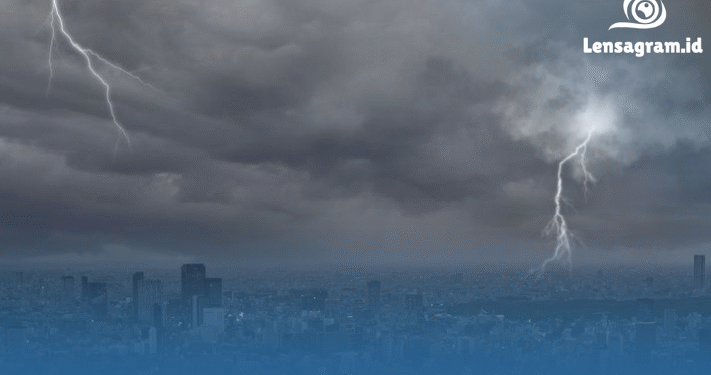 BMKG Keluarkan Peringatan Serius: 38 Kota/Kabupaten di Jatim Terancam Cuaca Ekstrem, Ini Jadwalnya