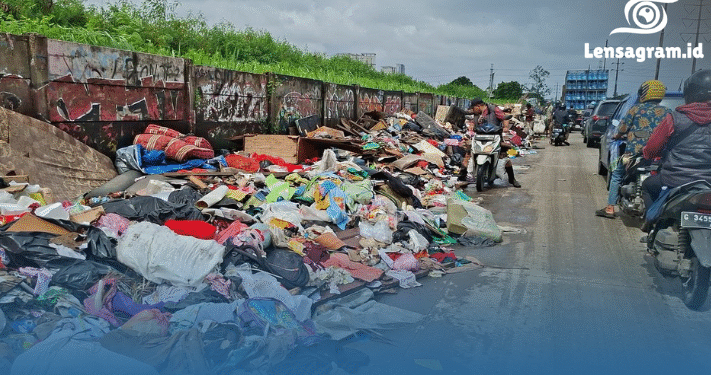 Banjir Surut, Masalah Baru Muncul: Sampah Menumpuk dan Jalan Rusak di Jakarta
